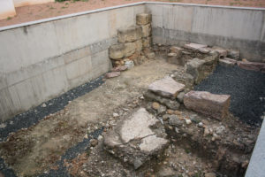 Estructuras domésticas del siglo IV levantadas en la antigua terraza superior del complejo cultual de la c. Claudio Marcelo